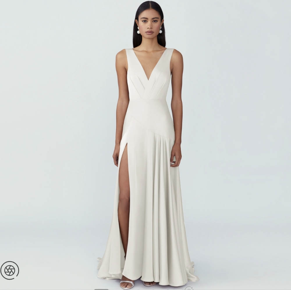 Fame and Partners Escala Gown in white size 4 NWT